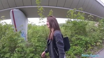 Az utcafronton pengetett a dögös szláv leánynak hogy megkúrhassa a forró nuniját Thumb