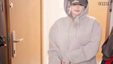 Zseton nem volt a fiúnál, de a zömök brokiját jókedvűen felajánlotta a begyes postás bébinek Thumb