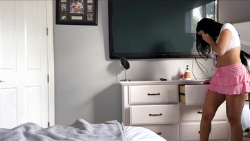 Az együttalvás után ébredés után odanyomtam az ágaskodó falloszomat a pucér mostohahúgicám popójához Thumb