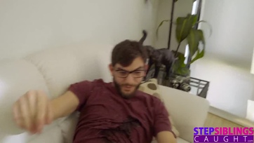 Huzavona nélkül szárazon beakasztotta az acélos faszát a pucér mostohahúga muffjába Thumb