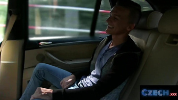 A sárgakocsi hátsó ülésén pattogta meg a vonzó utasa dagadó falloszát a faszéhes balti suna Thumb