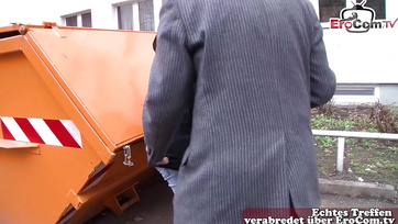 A germán nagyfater az utcafronton fizette le a csábos milf hölgyecskét hogy megrakhassa a nuniját Thumb
