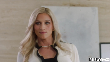 A szívdöglesztő szőkehajú főnökasszony kereset kiegészítésként felajánlotta a sikamlós pináját az alkalmazottjainak Thumb