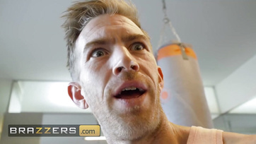 A nagy seggű barnabőrű csajnak a fitneszklubban kellett kipróbálnia az oktatója jókora cerkáját Thumb