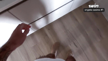 A házastársam csaknem fülön csípett mialatt a szexis felebarát cicus pattogott a fütyülőmön Thumb