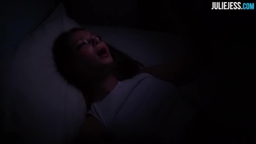 A tökös fiúnak sikerült bedugnia a brokiját a bűbájos mostohahúgicája tocsogós punijába Thumb