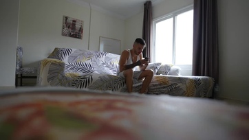 Pénzike hiányában egy cidázással és a szűköcske fingójával kellett fizetnie a pizzáért a szöszike luxus ribancnak Thumb