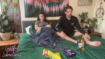 Felizgult a domború milf cica a tapizástól és hagyta a cimbijének hogy telespriccelje a pinácskáját Thumb