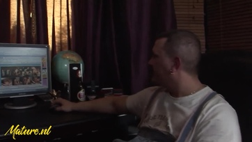 Kihasználta a kanos fiatal kölyköt a csúnya érett hölgy miután kiszúrta hogy mature pornóvideóra veri a faszát Thumb