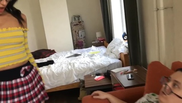 A faszhiányos tini ribi időtöltésként levadászott egy idegen fószert hogy megrakassa a puncusát Thumb