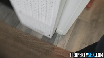 Felajánlotta a mennyei kis muffját a főbérlőnek miután az megígérte neki hogy segíteni fog Thumb