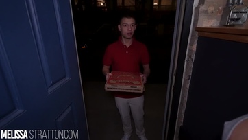 A 2 nagycickós picsa csajos estéje fenséges édeshármasba torkollott, miután befutott a pizzás forma Thumb